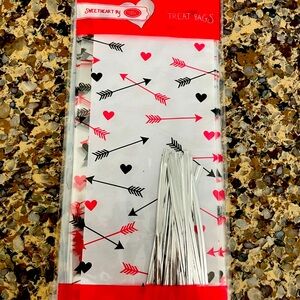 200 pcs Valentine Treat Bags. NEW